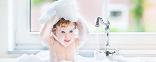  迎接新生命：婴儿洗澡的正确步骤